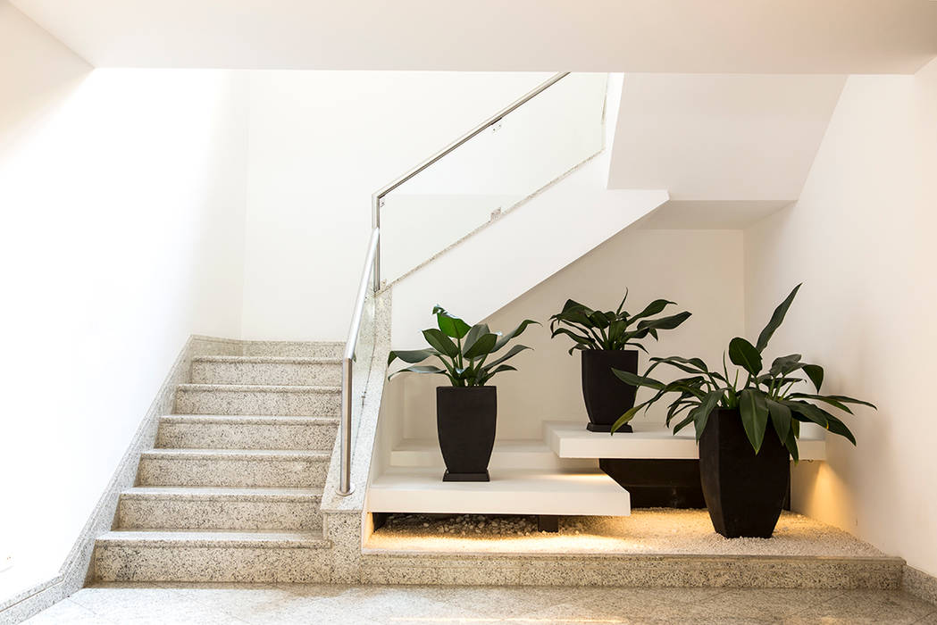 Reforma Hall Social, Cecília Mesquita Arquitetura Cecília Mesquita Arquitetura Modern Corridor, Hallway and Staircase