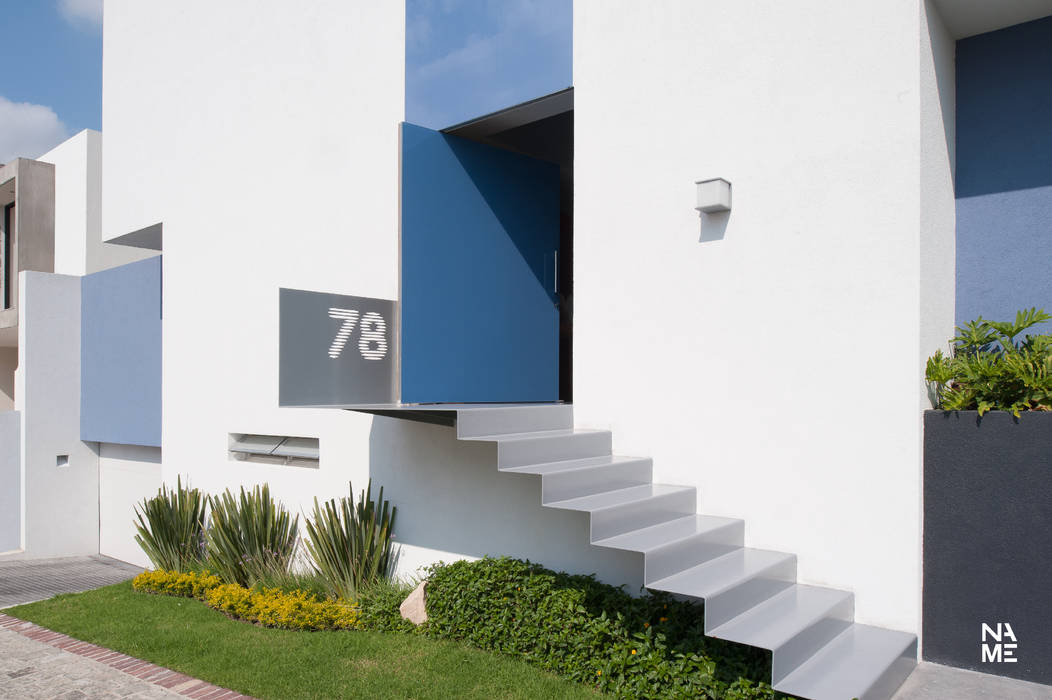 ACCESO PRINCIPAL homify Casas modernas: Ideas, imágenes y decoración