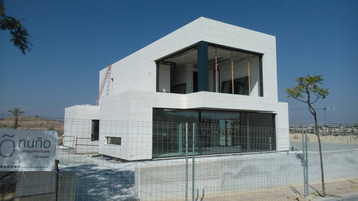 UNA CASA EN H REVESTIDA DE PIEDRA, NUÑO ARQUITECTURA NUÑO ARQUITECTURA