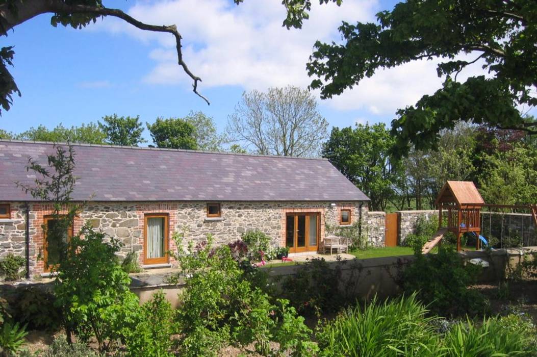 Hilltop stone farm buildings converted and extended to form modern family home, Des Ewing Residential Architects Des Ewing Residential Architects Maisons modernes