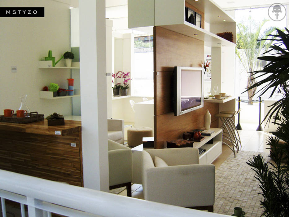 homify Salas multimedia modernas Madera Acabado en madera mueble de tv madera maciza tzalam decoración interiores,Muebles