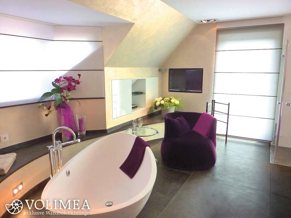 Ein fugenloses bad mit wandbekleidung aus marmorbeschichtung und