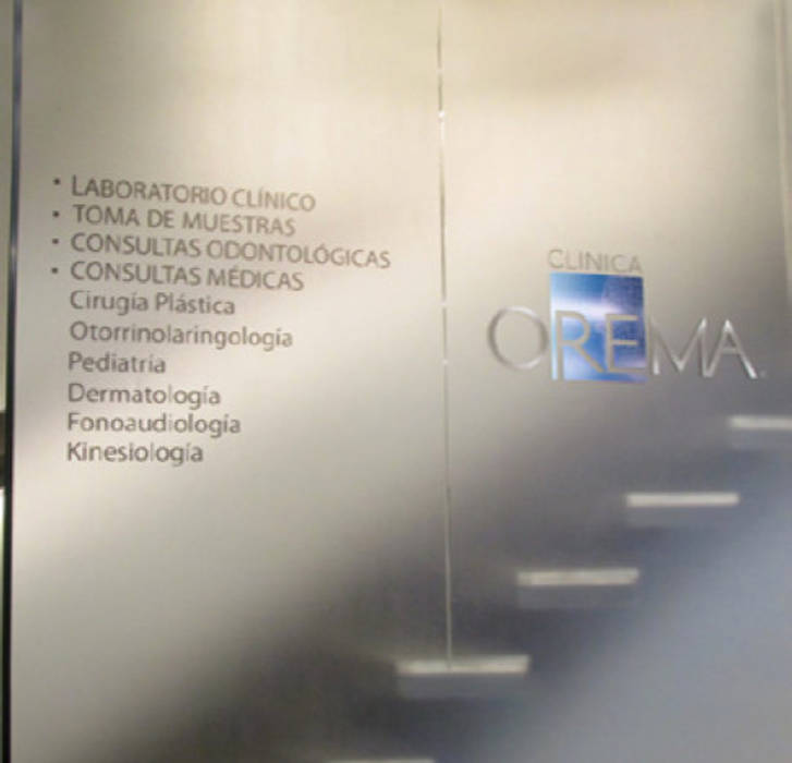 Empavonado Clinica Orema DeskWORK Chile Espacios comerciales Empavonado,Señaletica,letras,textos,Oficinas y tiendas