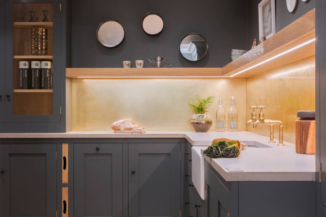 Modern Industrial Kitchen homify Industrialna kuchnia Lite drewno Wielokolorowy shaker style,oak cabinets,concreto biscotte,brass splashback,belfast sink,industrial,led lights,open shelving,down pipe,farrow & ball,tray cabinet,bespoke