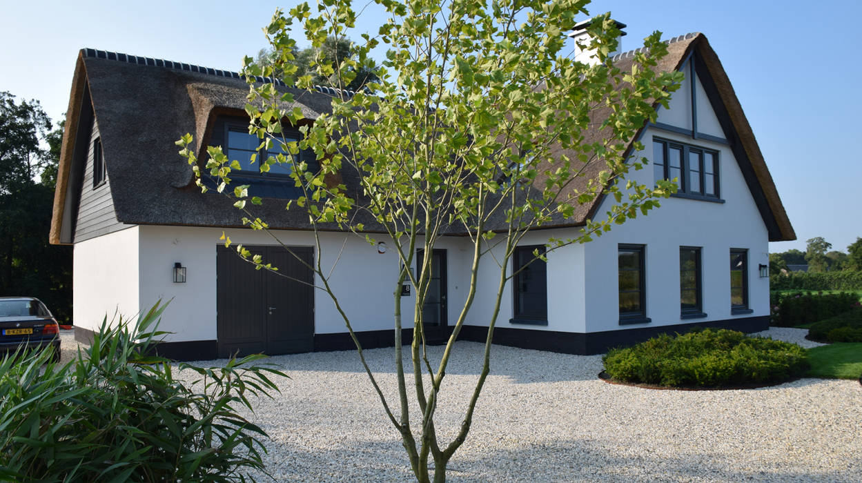 homify Klassieke tuinen Plant,Gebouw,Lucht,Raam,land veel,Schaduw,huis,woongebied,Gras,Houtachtige plant