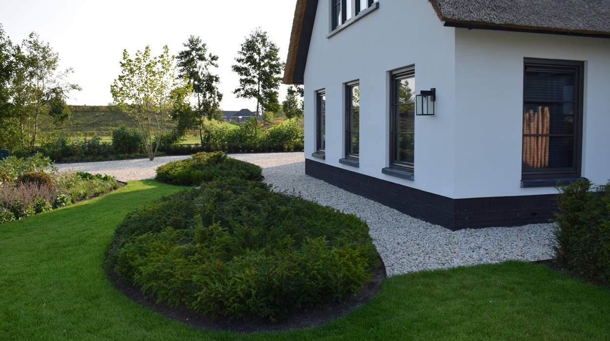 homify Klassieke tuinen Plant,Raam,Eigendom,Lucht,Gebouw,Boom,huis,Gras,land veel,groenblijvend