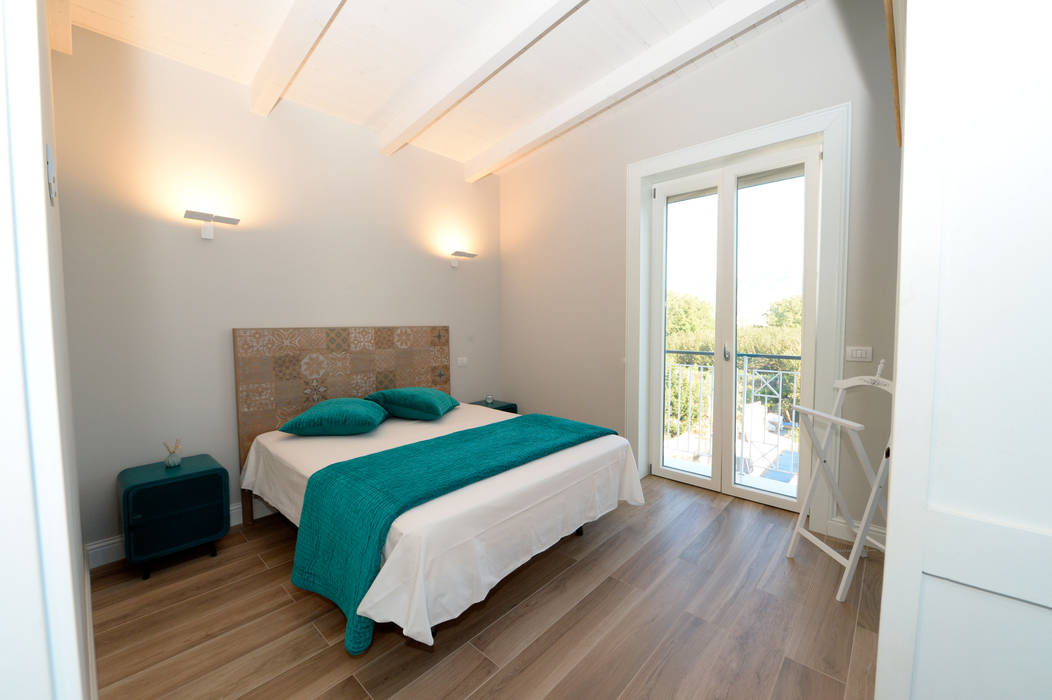 casa Mast, yesHome yesHome Mediterranean style bedroom