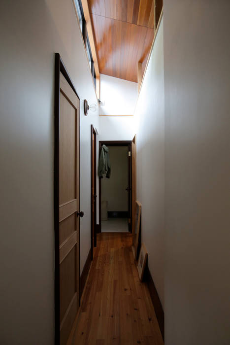 里山の住処, すわ製作所 すわ製作所 オリジナルスタイルの 玄関&廊下&階段