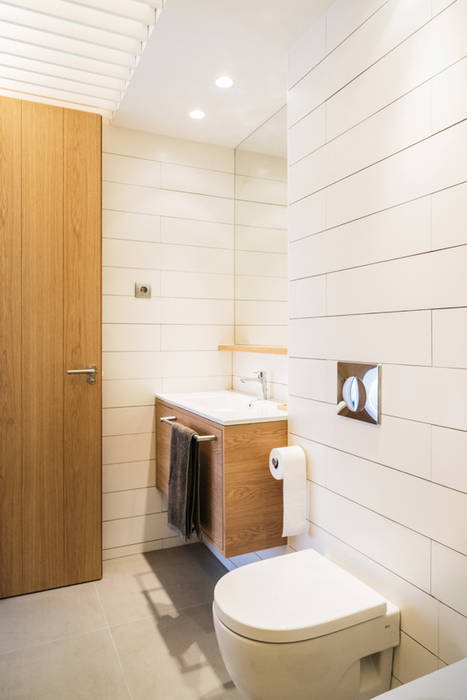 Apartamento PeAu, Iglesias-Hamelin Arquitectos c.b. Iglesias-Hamelin Arquitectos c.b. Scandinavian style bathroom Tiles