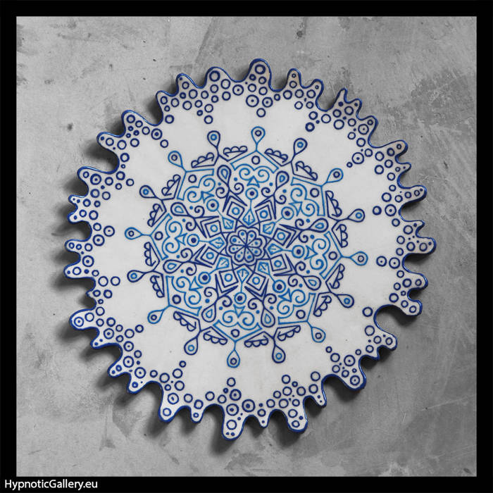 White platter with mandala on hues of blue homify Rustykalne domy Ceramiczny Niebieski blue,navy blue,white,platter,plate,decorative,painted,handpainted,ceramic,mandala,,',Akcesoria i dekoracje