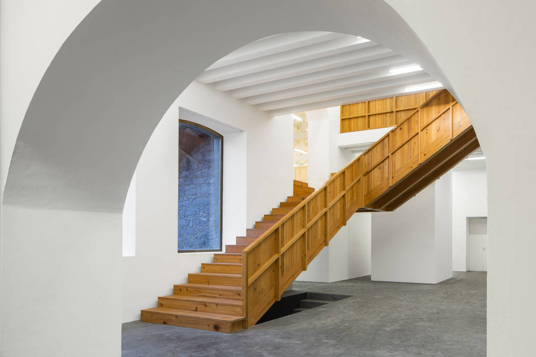 Arquipélago- Centro de Artes Contemporâneas dos Açores, Menos é Mais - Arquitectos Associados Menos é Mais - Arquitectos Associados Modern corridor, hallway & stairs