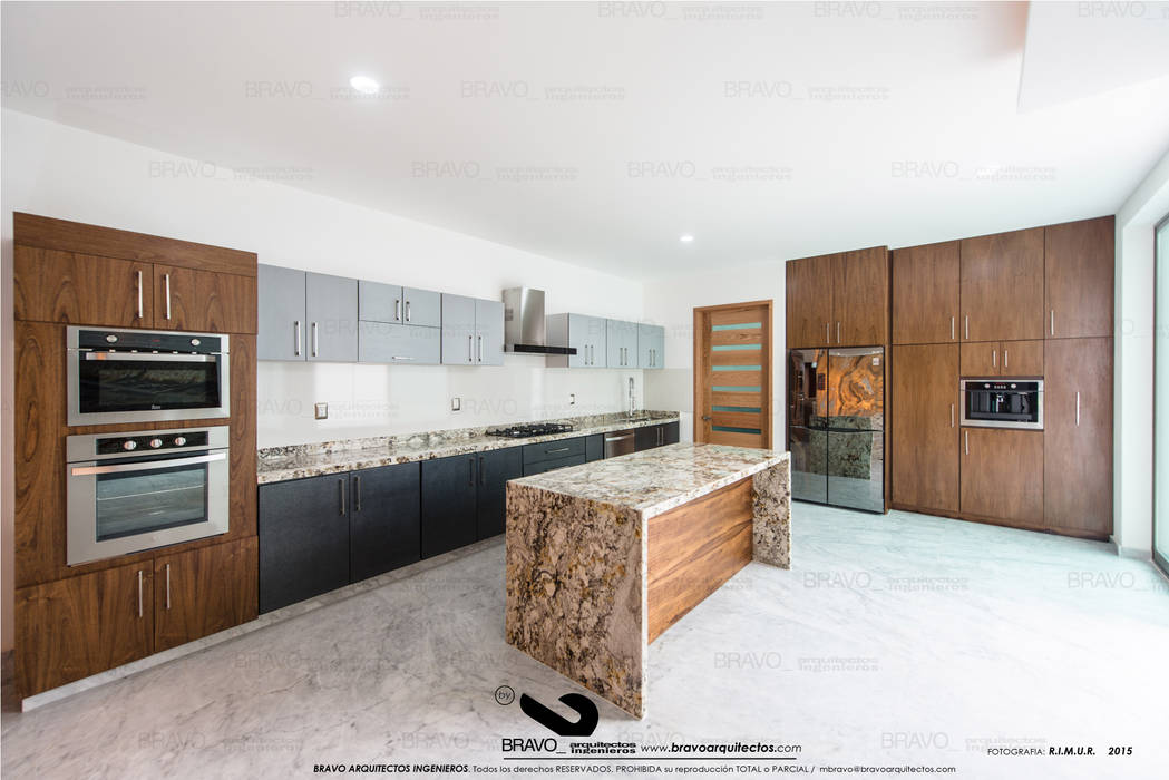 ZONA PLATEADA, BRAVO ARQUITECTOS INGENIEROS BRAVO ARQUITECTOS INGENIEROS Minimalist kitchen Granite