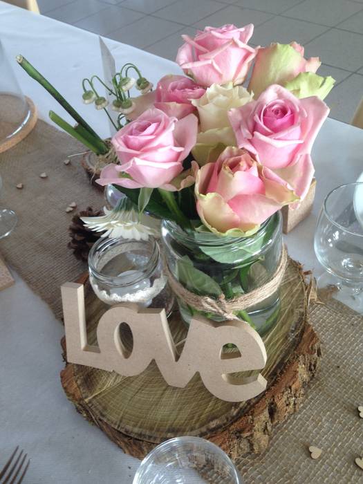 Décoration mariage champêtre vb.design d'espace Garage / Hangar rustique Bois Effet bois Fleur,Plante,Pétale,Vaisselle,Hybride de rose thé,Fourniture de cérémonie de mariage,Rose,Table,Arrangement floral,Vaisselle