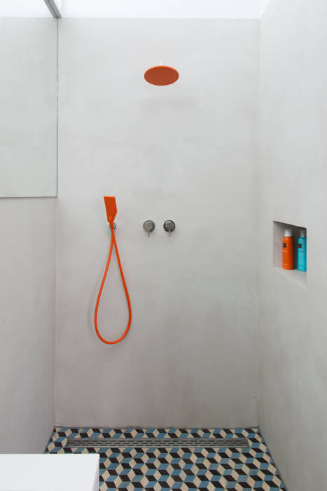 badkamer met onverwachte kleuren IJzersterk interieurontwerp Moderne badkamers oranje kranen boffi brandweerkraan betonstuc spiegel