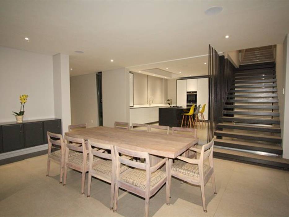 Dining Room E2 Architects Minimalist dining room Ceramic