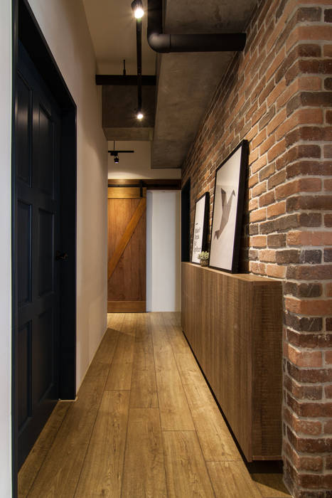 HWH house 珞石設計 LoqStudio industrial style corridor, hallway & stairs