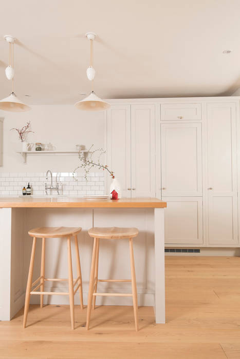 plain and simple Chalkhouse Interiors Classic style kitchen Wood Wood effect handmade,shaker,painted,grey,white,oak,island,pendant lighting,'