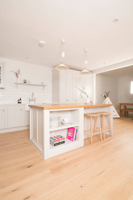 plain and simple Chalkhouse Interiors Classic style kitchen Wood Wood effect handmade,shaker,oak,painted,lights,shelves,larder,range cooker,stools,belfast sink