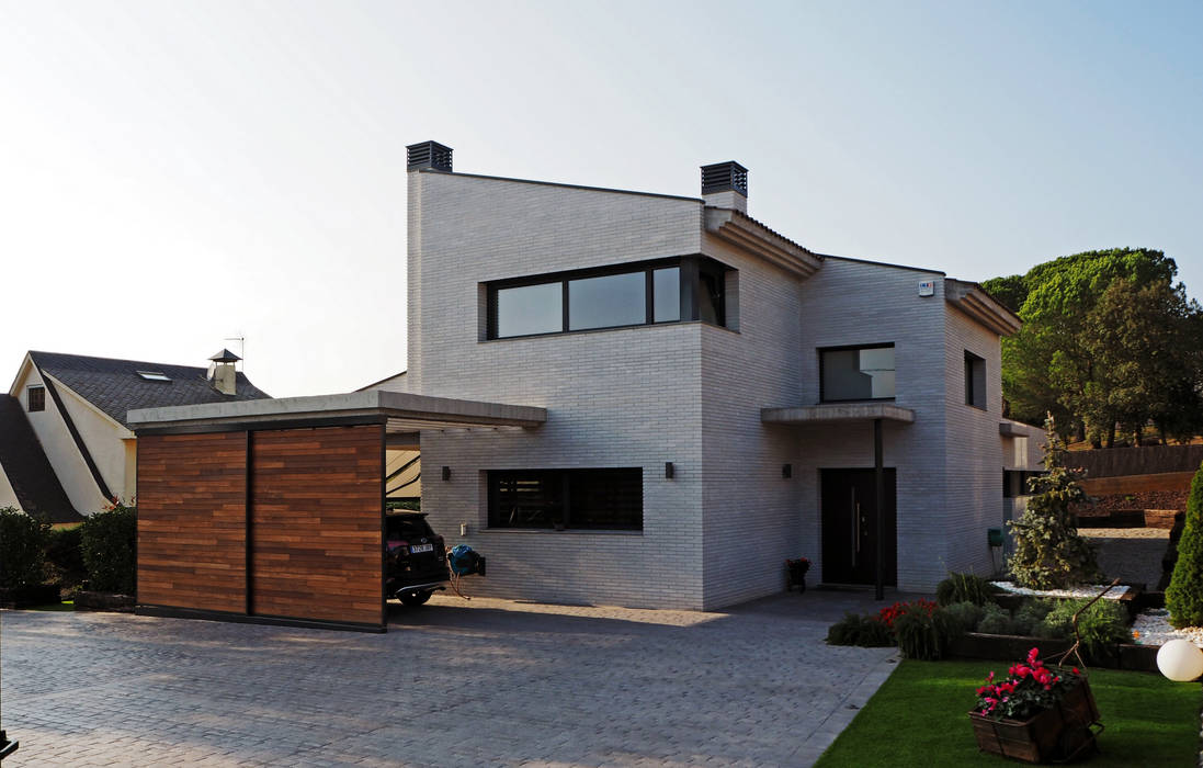 Fachada Principal Atres Arquitectes Casas de estilo moderno Ladrillos Blanco
