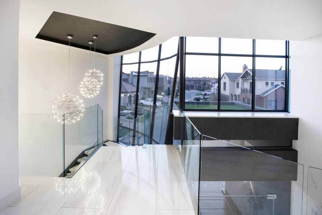 ULTRA MODERN RESIDENCE, FRANCOIS MARAIS ARCHITECTS FRANCOIS MARAIS ARCHITECTS Modern Corridor, Hallway and Staircase