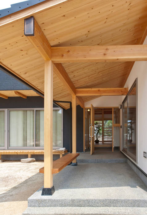 Ng-House okayama, 三宅和彦／ミヤケ設計事務所 三宅和彦／ミヤケ設計事務所 和風の 玄関&廊下&階段 無垢材 多色 財産,シェード,木,建物,ビーム,床,ホール,住宅街,ファサード,フローリング