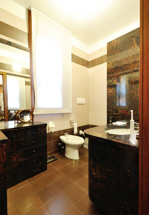 QUADRILOCALE IN RINOMATO COMPLESSO A MONZA, Valtorta srl Valtorta srl Bagno in stile classico bagno,stile,marmo