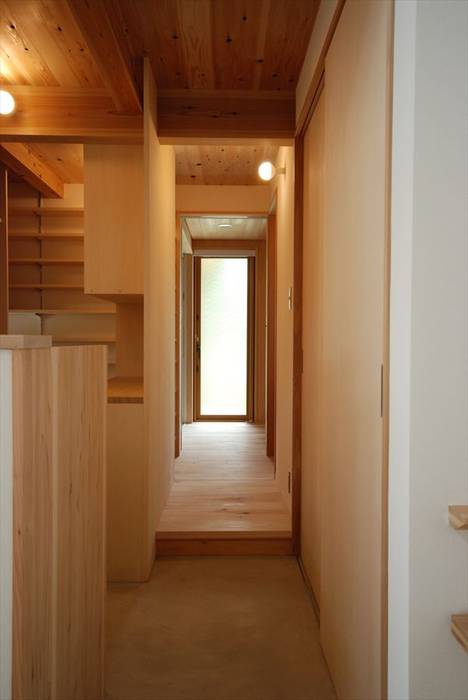 東広瀬の家, 神谷建築スタジオ 神谷建築スタジオ Minimalist corridor, hallway & stairs