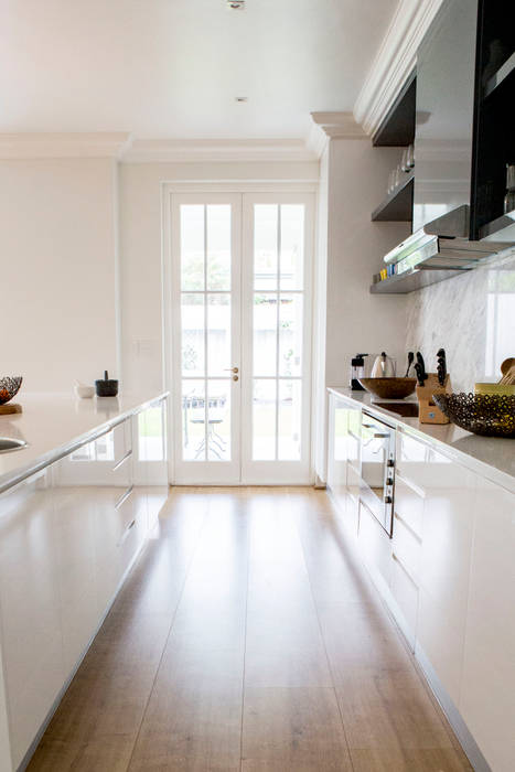 House Oranjezicht, ATTIK Design ATTIK Design Kitchen Kitchen,kitchen island,kitchen cabinet,natural light,timber floor