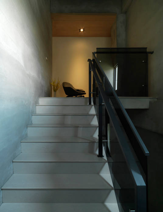 Quiet home, 夏沐森山設計整合 夏沐森山設計整合 工業風的玄關、走廊與階梯