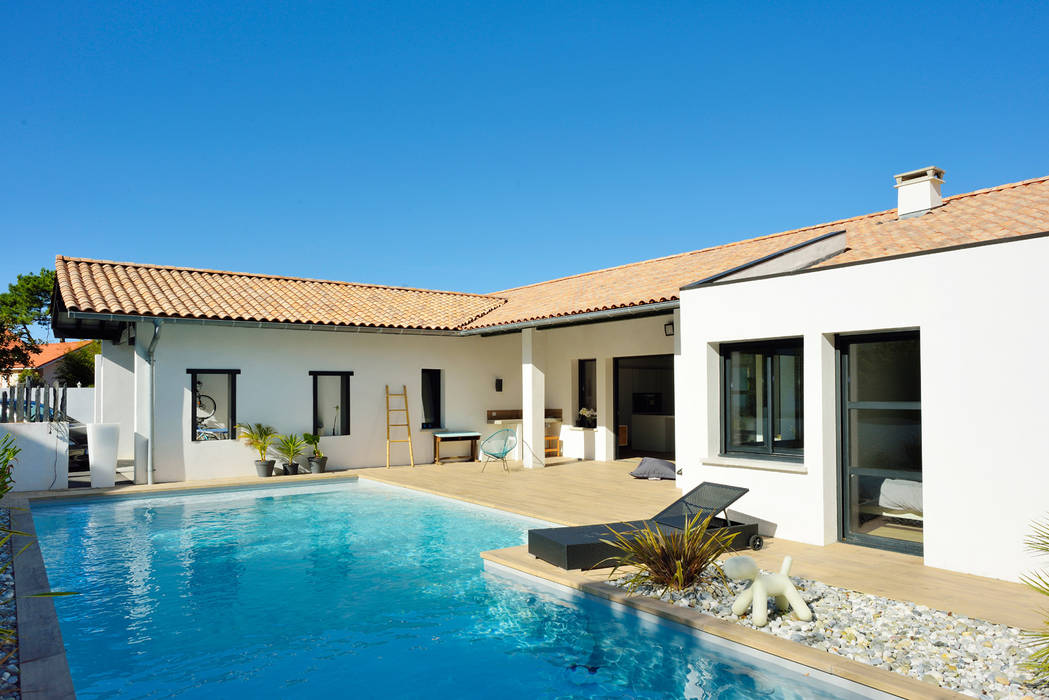Création villa avec piscine , Agence CréHouse Agence CréHouse 現代房屋設計點子、靈感 & 圖片