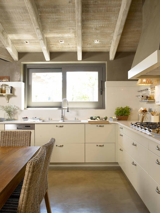 Tres espacios en uno: cocina, lavadero y planchador, DEULONDER arquitectura domestica DEULONDER arquitectura domestica Rustykalna kuchnia