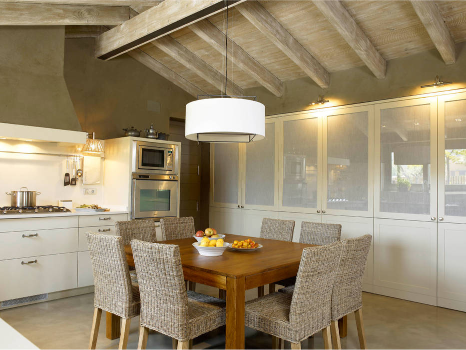Tres espacios en uno: cocina, lavadero y planchador, DEULONDER arquitectura domestica DEULONDER arquitectura domestica Rustieke keukens