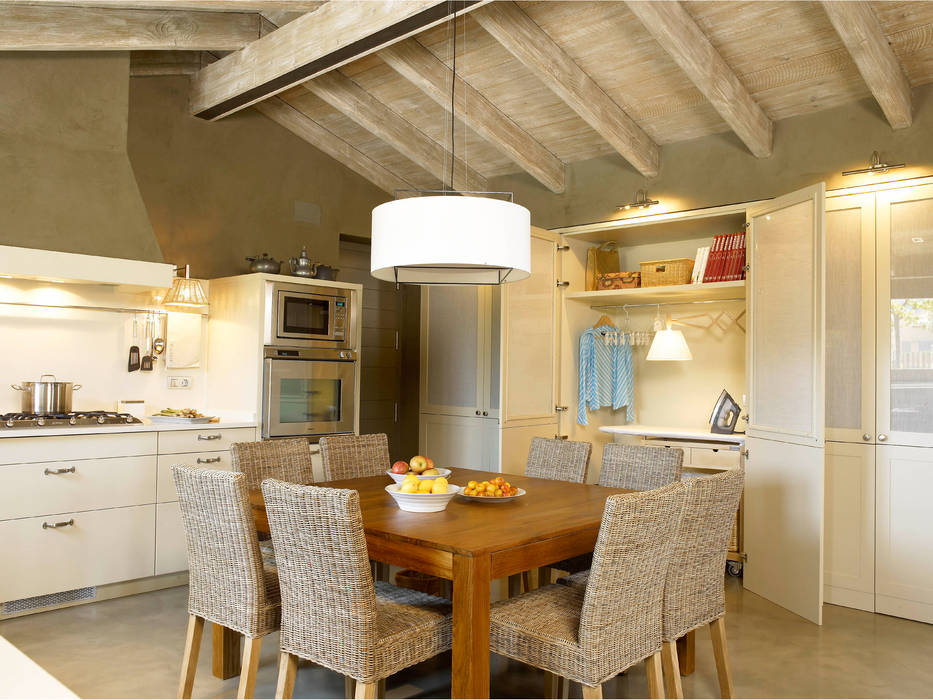 Tres espacios en uno: cocina, lavadero y planchador, DEULONDER arquitectura domestica DEULONDER arquitectura domestica ห้องครัว