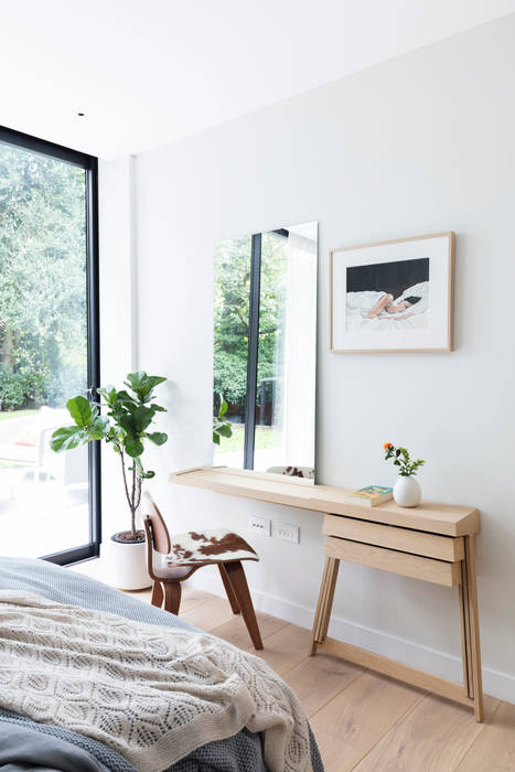 Modern New Home in Hampstead - guest bedroom Black and Milk | Interior Design | London モダンスタイルの寝室 ドレッサー