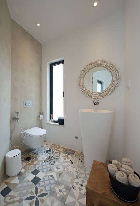 Toillet bathroom StudioArte Casas de banho modernas basin,toilet,tiles