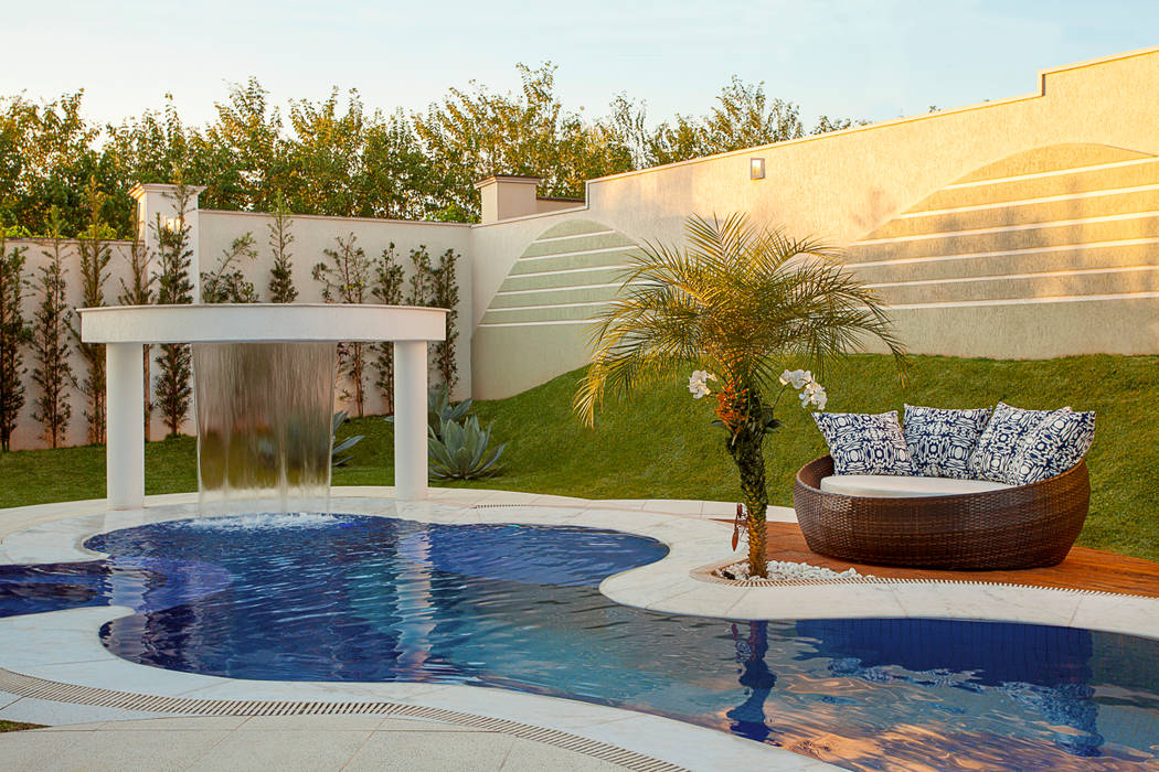 homify Piscinas modernas piscina,piscina curva,fachada de vidro,área gourmet,área de lazer,curva,iluminação,casa contemporânea,móveis de jardim,piscina de jardim