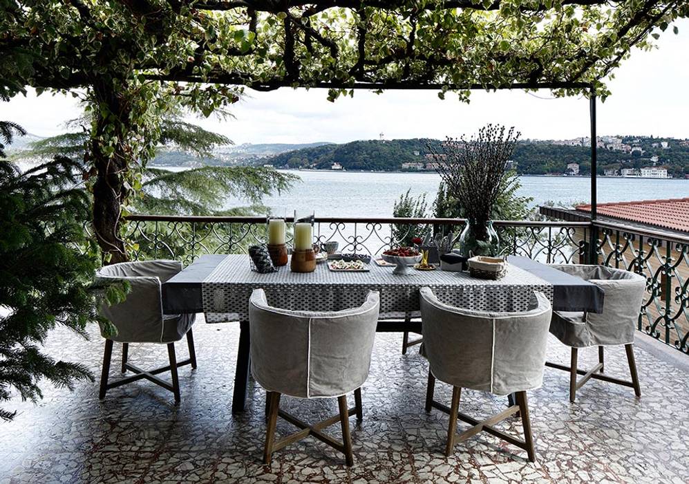 AA HOUSE EMIRGAN Esra Kazmirci Mimarlik Mediterranean style balcony, porch & terrace