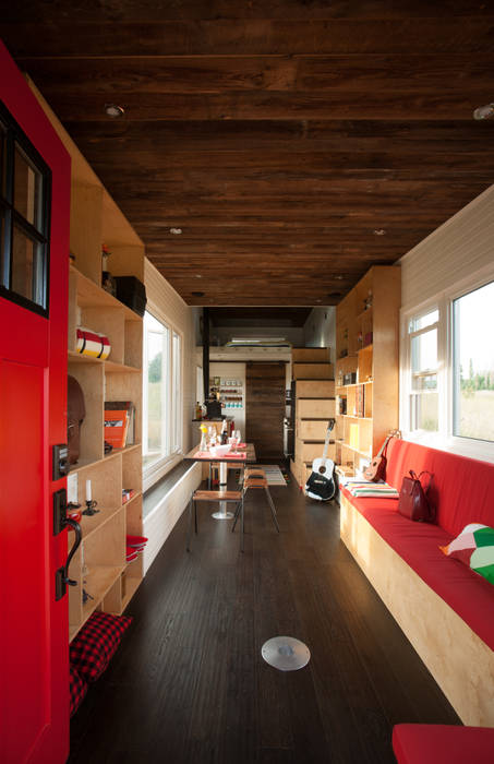 Greenmoxie Tiny House, Greenmoxie Magazine Greenmoxie Magazine Minimalistische Wohnzimmer Holz Holznachbildung Sofas und Sessel