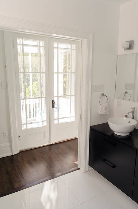 Rockcliffe Park Renovations, Jane Thompson Architect Jane Thompson Architect Classic style bathroom Bathroom cabinet,Plumbing fixture,Sink,Window,Building,Bathroom sink,Tap,Mirror,Fixture,Bathroom