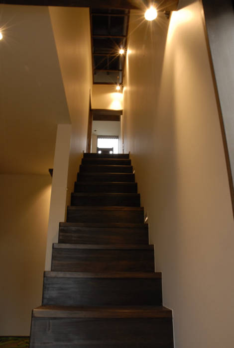風の家の階段 森村厚建築設計事務所 和風の 玄関&廊下&階段 無垢材 多色