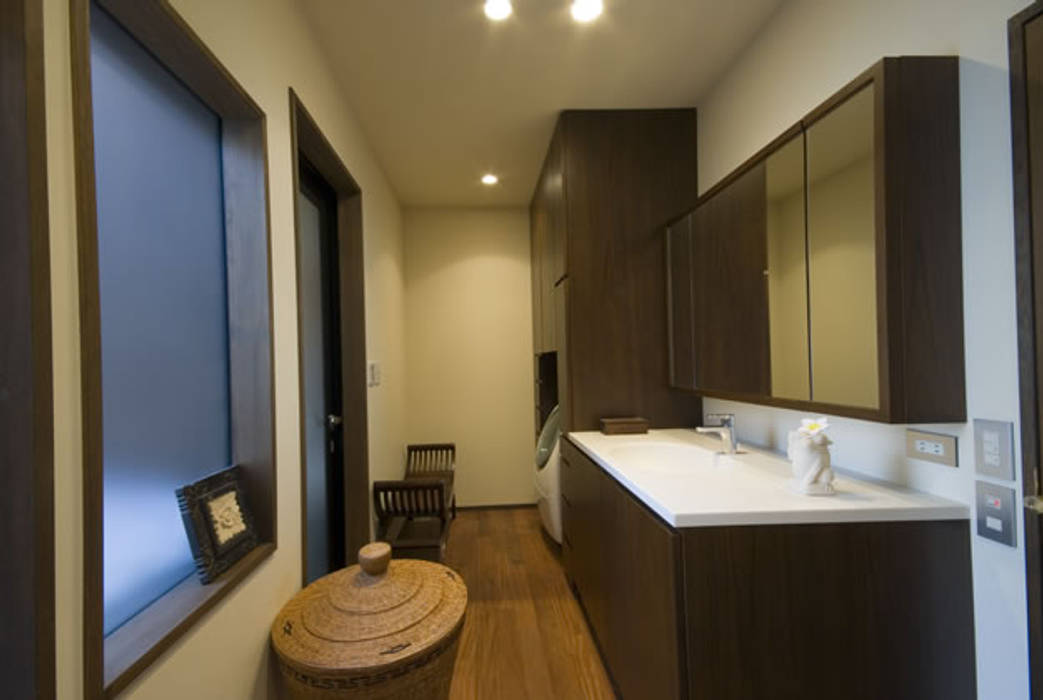 風の家の洗面所 森村厚建築設計事務所 和風の お風呂 無垢材 木目調 Homify