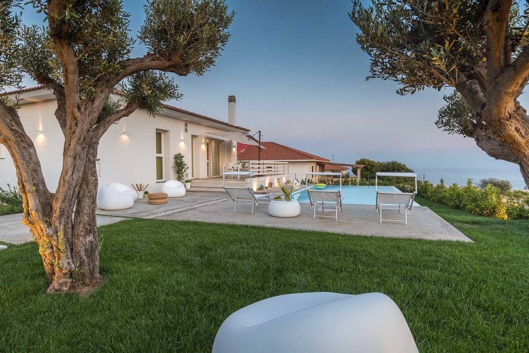 Villa: Una forte relazione tra gli ambienti interni e il paesaggio, DFG Architetti Associati DFG Architetti Associati Сад