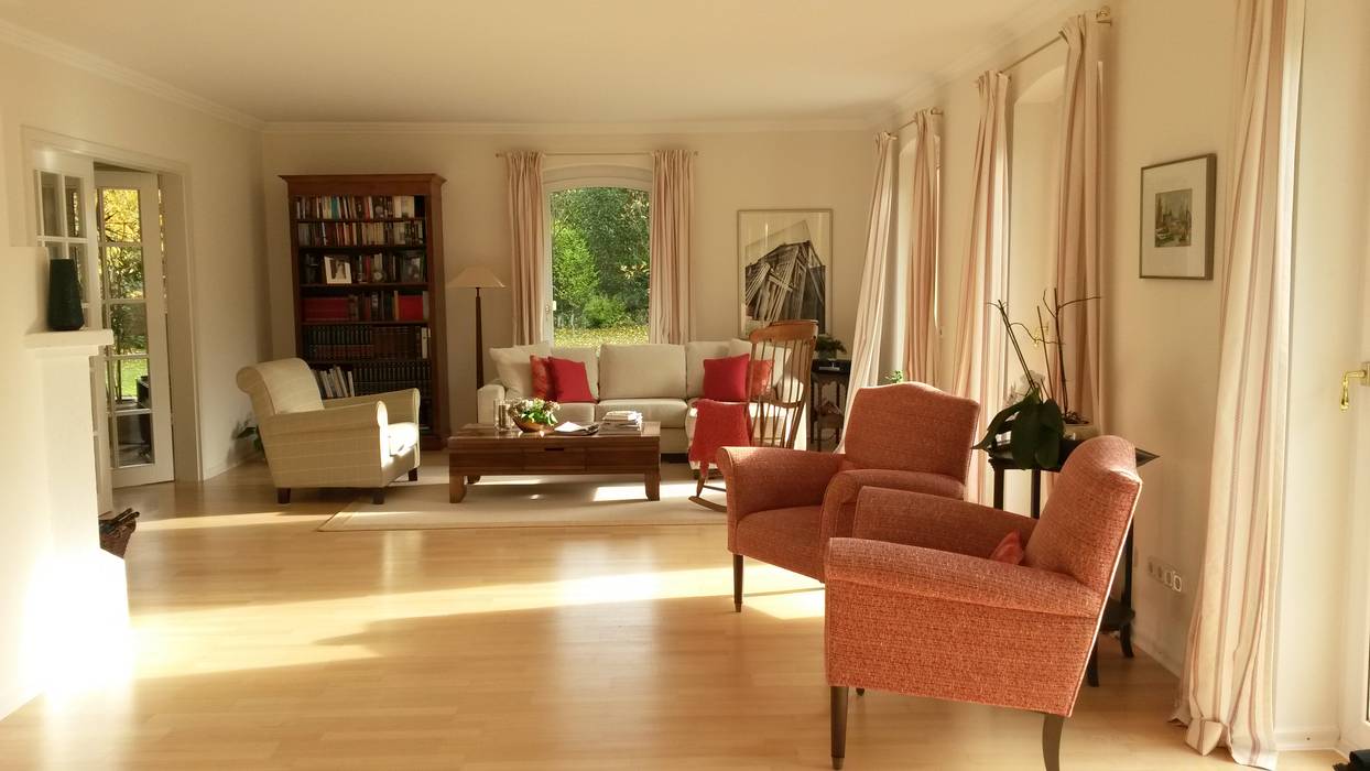 Modernes Landhaus Prager Interiors Wohnzimmer im Landhausstil Holz Holznachbildung gemütliches Sofa,warme Farben,Vorhänge