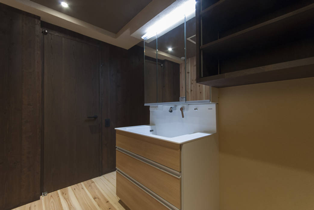なかそとなかの家の洗面所 和モダンリノベーション 森村厚建築設計事務所 和風の お風呂 無垢材 木目調 Homify