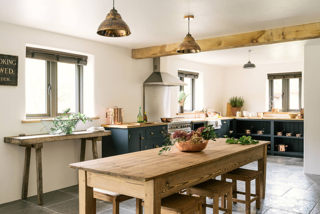 The Leicestershire Kitchen in the Woods by deVOL deVOL Kitchens ห้องครัว