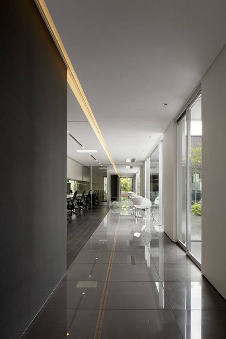 Miz 高級邸宅のような木造平屋のスモールオフィス ｍアーキテクツ 高級邸宅 豪邸 注文住宅 別荘建築 Luxury Houses M Architects モダンスタイルの 玄関 廊下 階段 タイル 白色 Homify