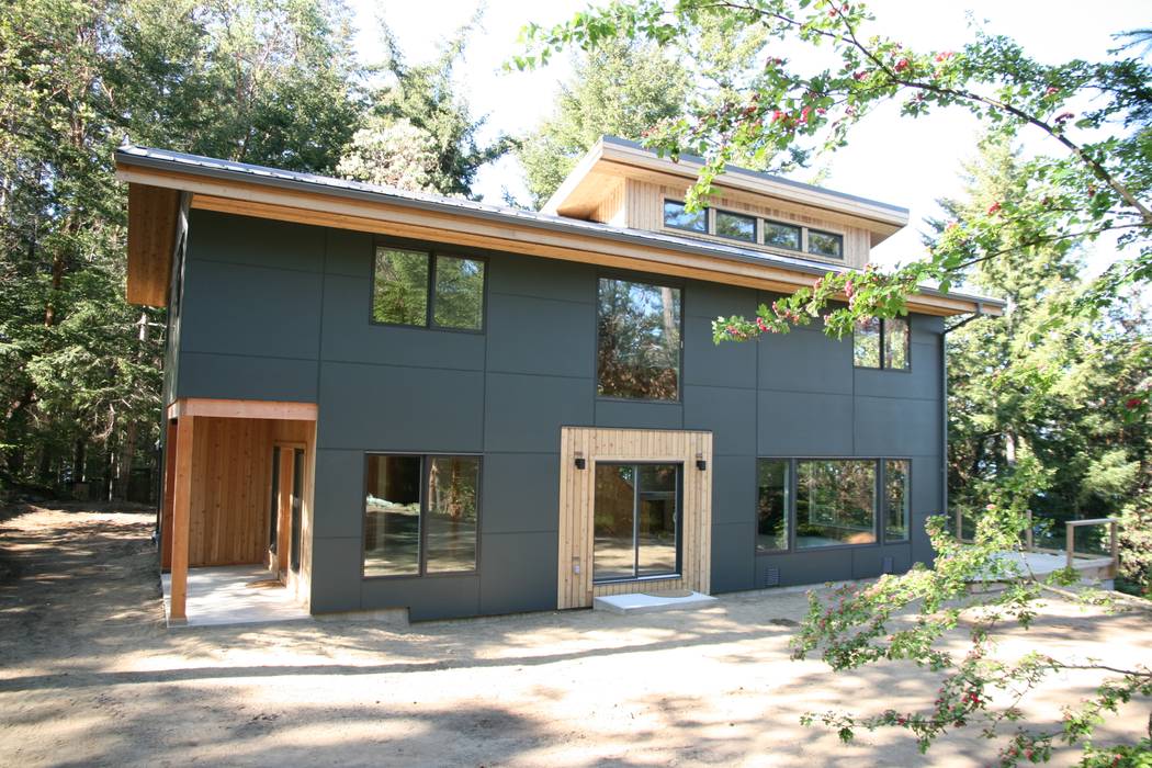 Modern design with panel siding. Linwood Green Homes Modern houses Concrete modern,fiber-cement,panel siding,grey,cedar