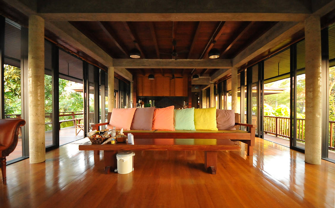 Baan Kong ( Grandfather’s house), บริษัท สถาปนิกชุมชนและสิ่งแวดล้อม อาศรมศิลป์ จำกัด บริษัท สถาปนิกชุมชนและสิ่งแวดล้อม อาศรมศิลป์ จำกัด Country style living room Wood Wood effect Side tables & trays