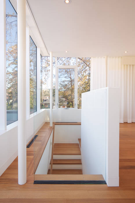 The Hambly House, dpai architecture inc dpai architecture inc Minimalist corridor, hallway & stairs