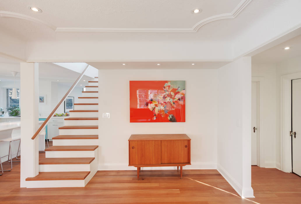 The Hambly House, dpai architecture inc dpai architecture inc Minimalist corridor, hallway & stairs